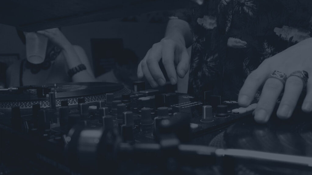 Generador de Música IA. Crea canciones listas para Spotify, YouTube y TikTok con el Generador de Música IA de OpenMusic. Describe tu sonido, elige un estado de ánimo y observa cómo se convierte en una canción libre de derechos.